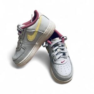 Nike Blue and Pink Sneakers Stylish Design